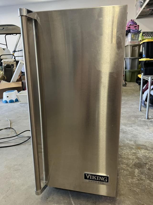 Viking-style undercounter residential ice machine, the type Uinta Ice Co. services.